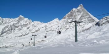 Hrozivé video lanovky v Itálii: Vichr se sedačkami mával desítky minut, lyžaři bojovali o život