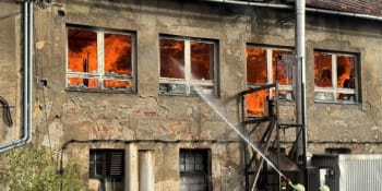 Ve Frýdlantu nad Ostravicí hořela pila, hasiči evakuovali nákupní centrum. Okolí zahalil dým