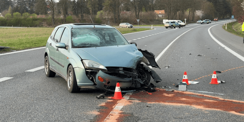 Vážná nehoda dodávky s osobním autem