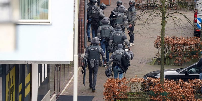 Několik lidí je drženo jako rukojmí v nizozemském městě Ede.