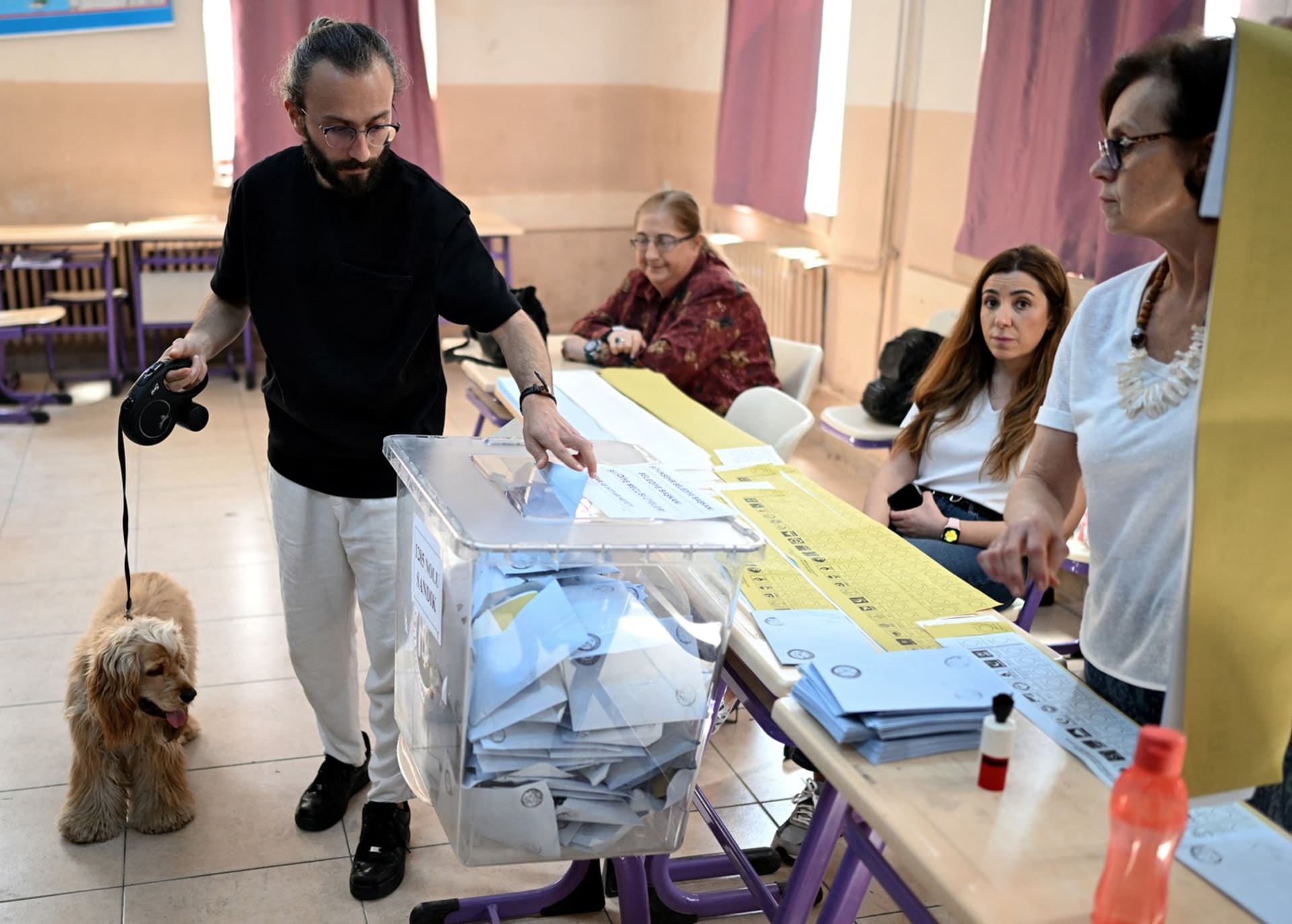 Turečtí voliči chodí k urnám v místních volbách (30. 03. 2024)