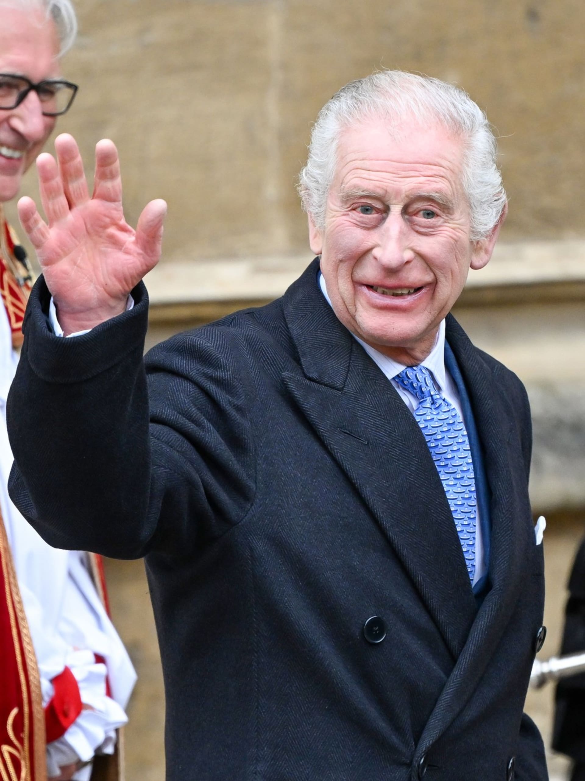 Král Karel III. při návštěvě velikonoční bohoslužby