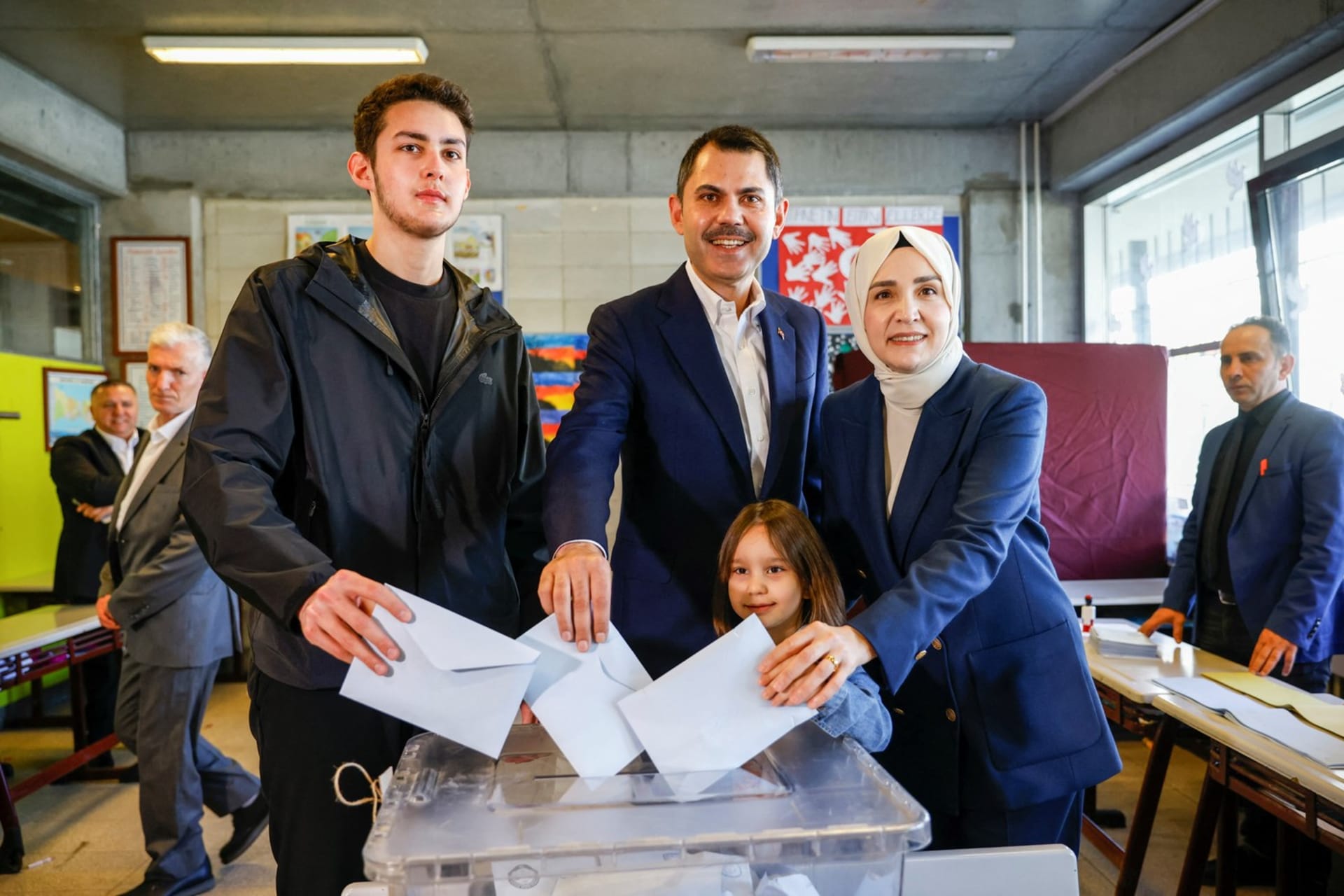 Kandidát strany spravedlnosti a rozvoje na starostu Istanbulu Murat Kurum, jeho manželka Sengul Kurum a jeho syn Mehmet Kurum odevzdali svůj hlas pro komunální volby ve volební místnosti (31. 03. 2024)