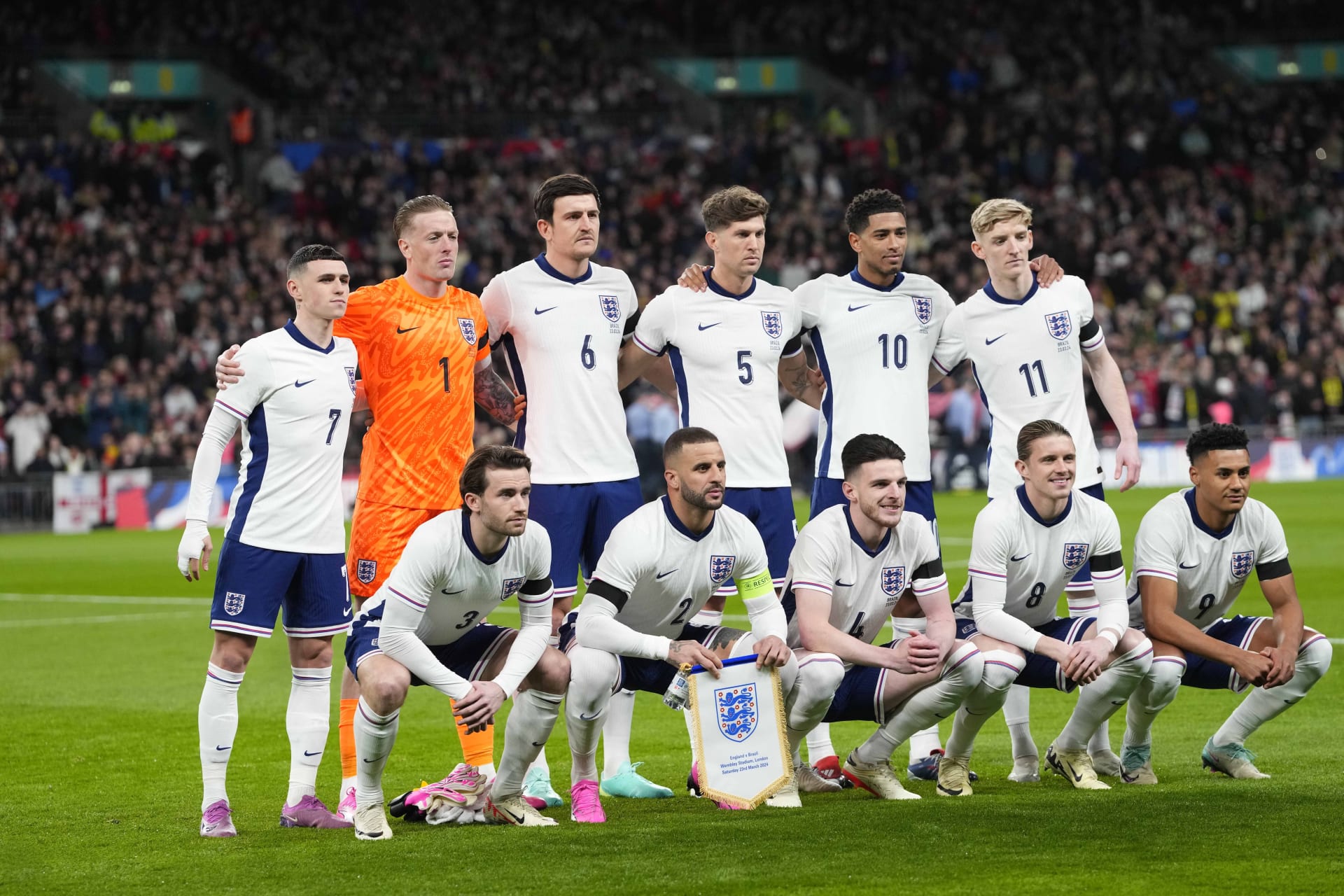 Hráči Anglie pózují fotografům před začátkem přátelského fotbalového zápasu mezi Anglií a Brazílií.