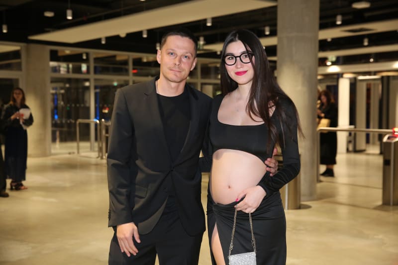 Influencerka a moderátorka Naomi Adachi se na Andělech pochlubila těhotenským bříškem.