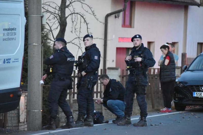 Policisté v neděli večer zasahovali v Obříství na Mělnicku.
