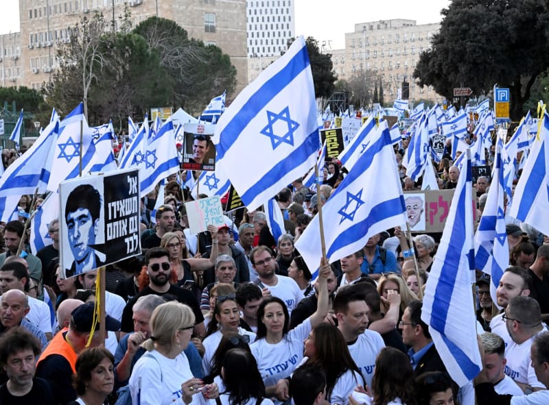 V Jeruzalémě demonstrovaly proti Netanjahuově vládě desetitisíce lidí.