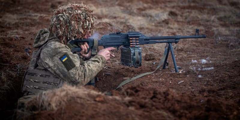 Ukrajinský voják s kulometem
