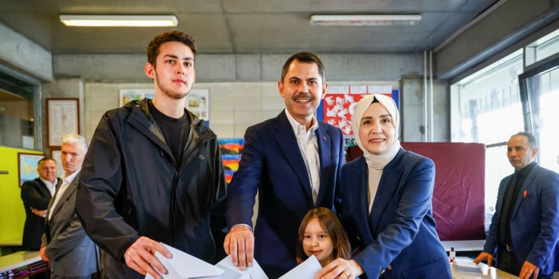 Kandidát strany spravedlnosti a rozvoje na starostu Istanbulu Murat Kurum, jeho manželka Sengul Kurum a jeho syn Mehmet Kurum odevzdali svůj hlas pro komunální volby ve volební místnosti (31. 03. 2024)