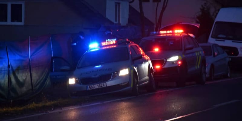 Policisté v neděli večer zasahovali v Obříství na Mělnicku.