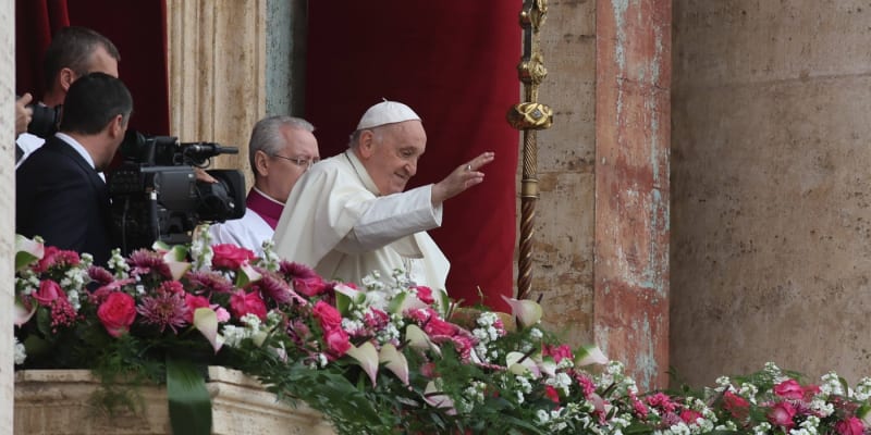 Papež ve velikonočním poselství vyzval k příměří v Gaze i v dalších konfliktech světa.