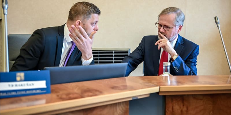 Ministr vnitra Vít Rakušan (STAN) a premiér Petr Fiala (ODS)