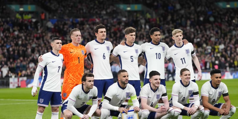 Hráči Anglie pózují fotografům před začátkem přátelského fotbalového zápasu mezi Anglií a Brazílií.