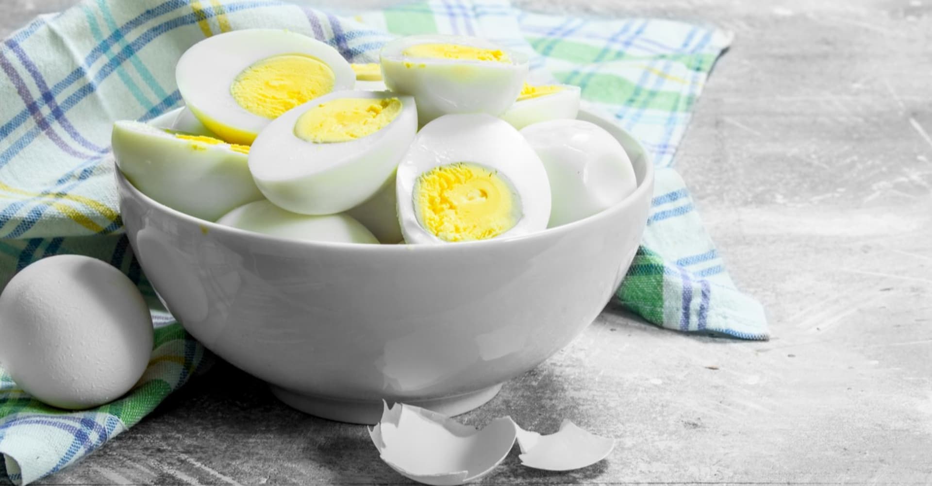 Co s natvrdo vařenými vejci? Zkuste udělat vajíčkový salát, vaječnou tlačenku nebo pomazánku 
