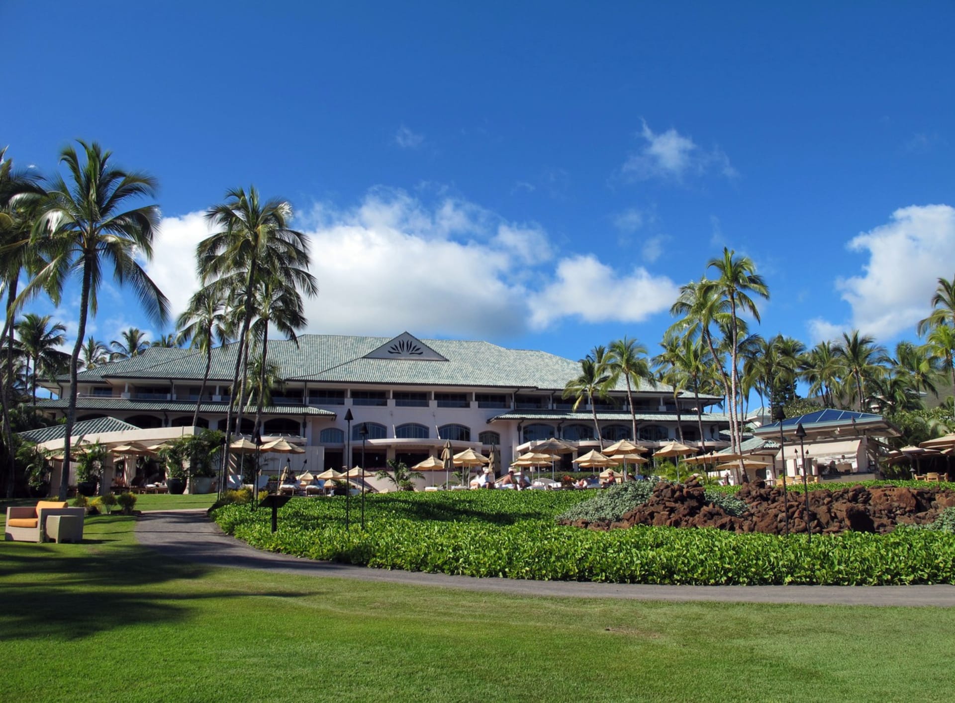Miliardář Larry Ellison vlastní téměř celý havajský ostrov Lanai, vybudoval zde obří zemědělské komplexy nebo luxusní hotel.