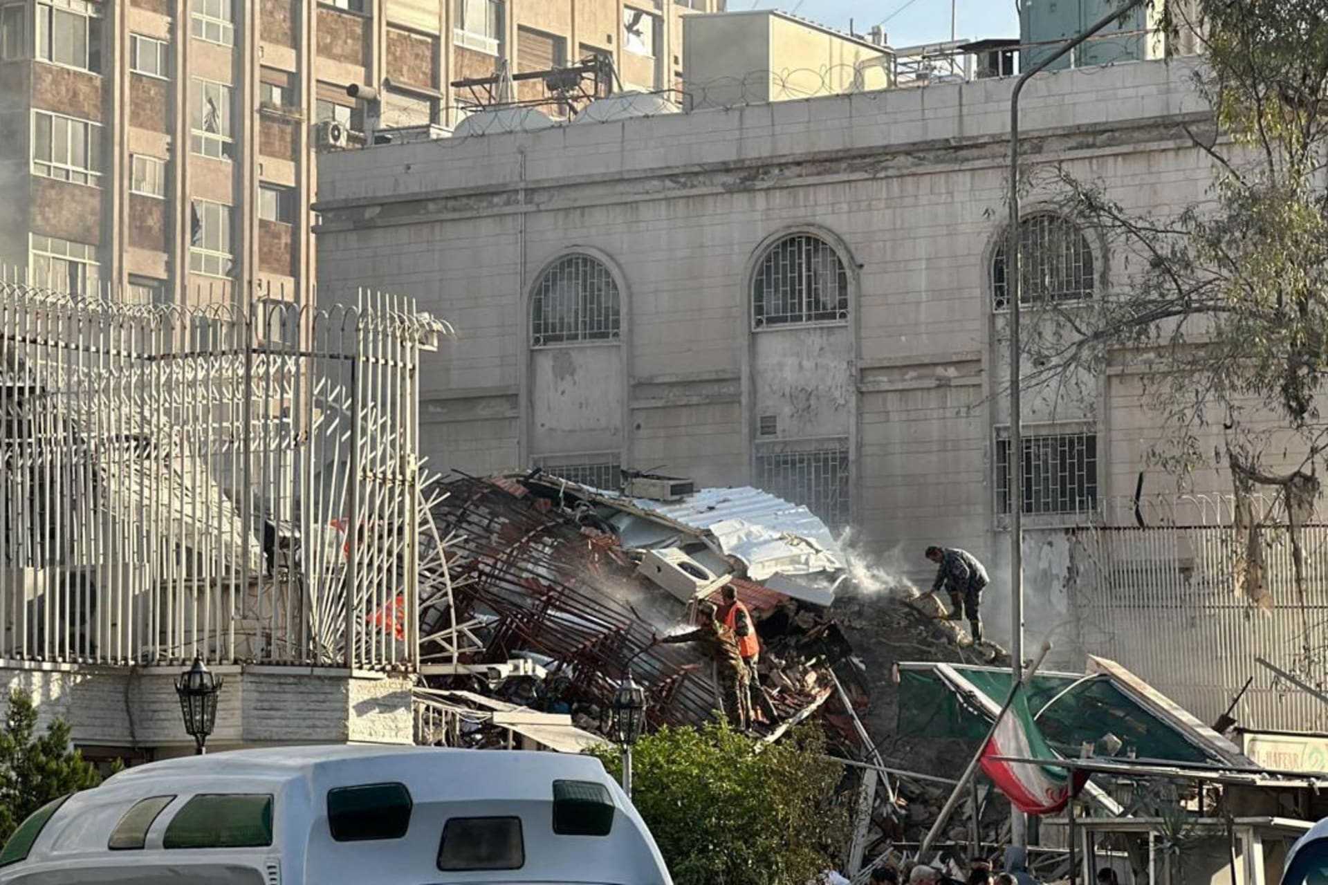 Následky minulého izraelského útoku na íránskou ambasádu v Damašku.