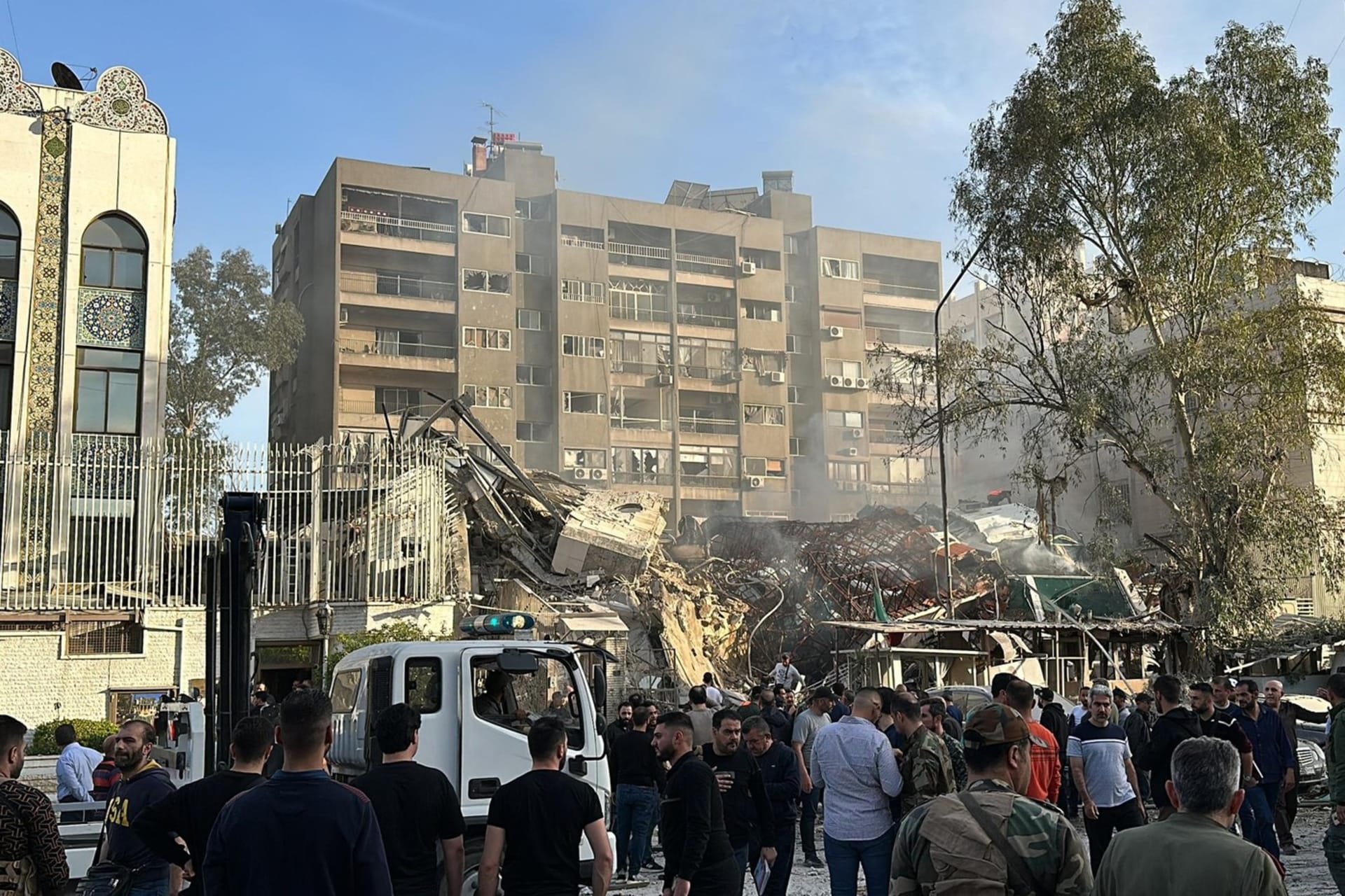 Následky izraelského útoku na íránskou ambasádu v Damašku.