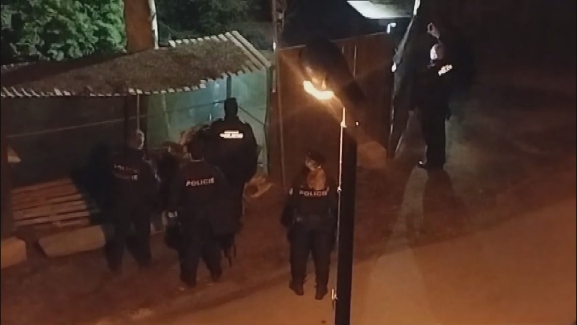 Vyhrocenou situaci při hlučné zahradní oslavě v Jablonci nad Nisou ukončili až policisté vyzbrojení samopaly.