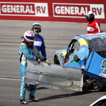 Závodník Joey Gase hodil nárazník na projíždějícího soupeře.