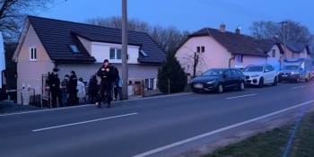 Pobodání mezi manželi na Mělnicku: Svědci hovoří o motivu, zmiňují raněné dítě a psa
