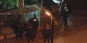 Střelba na strážníka v Jablonci: Vyhrocený spor ukončili až policisté se samopaly a štíty