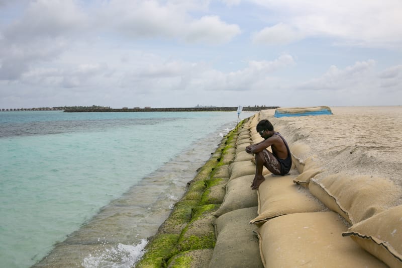 Mořské zdi na Maledivách chrání ostrovy před rostoucí hladinou oceánu.