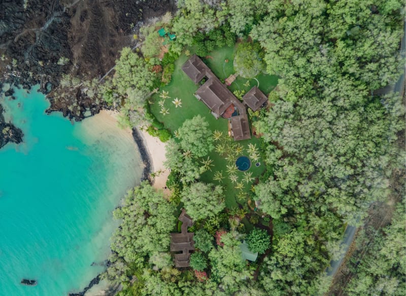 Jeff Bezos si na Maui pořídil celkem 14 akrů půdy a zařadil se k dalším miliardářům, kteří ostrovy skupují jako na běžícím páse.