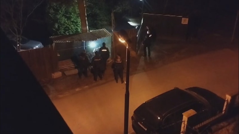 Vyhrocenou situaci při hlučné zahradní oslavě v Jablonci nad Nisou ukončili až policisté vyzbrojení samopaly.