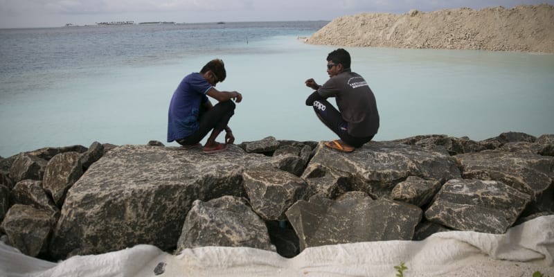 Mořské zdi na Maledivách chrání ostrovy před rostoucí hladinou oceánu.