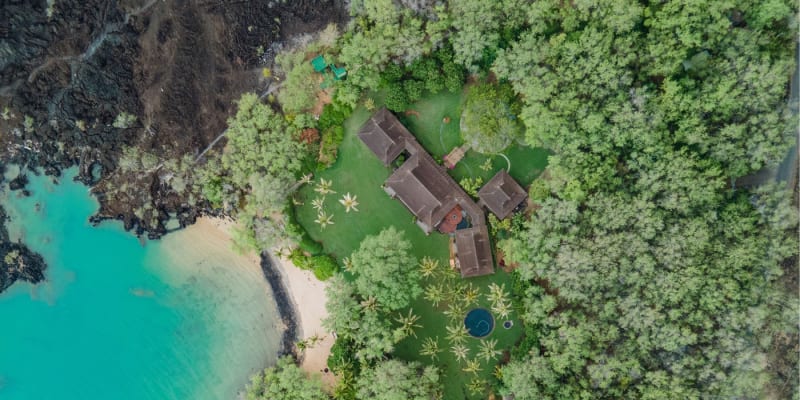 Jeff Bezos si na Maui pořídil celkem 14 akrů půdy a zařadil se k dalším miliardářům, kteří ostrovy skupují jako na běžícím páse.