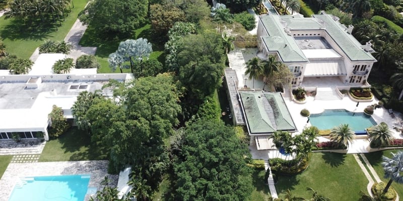Bezos si za stovky milionů dolarů postavil bezpečný komplex na ostrově Indian Creek u amerického Miami.