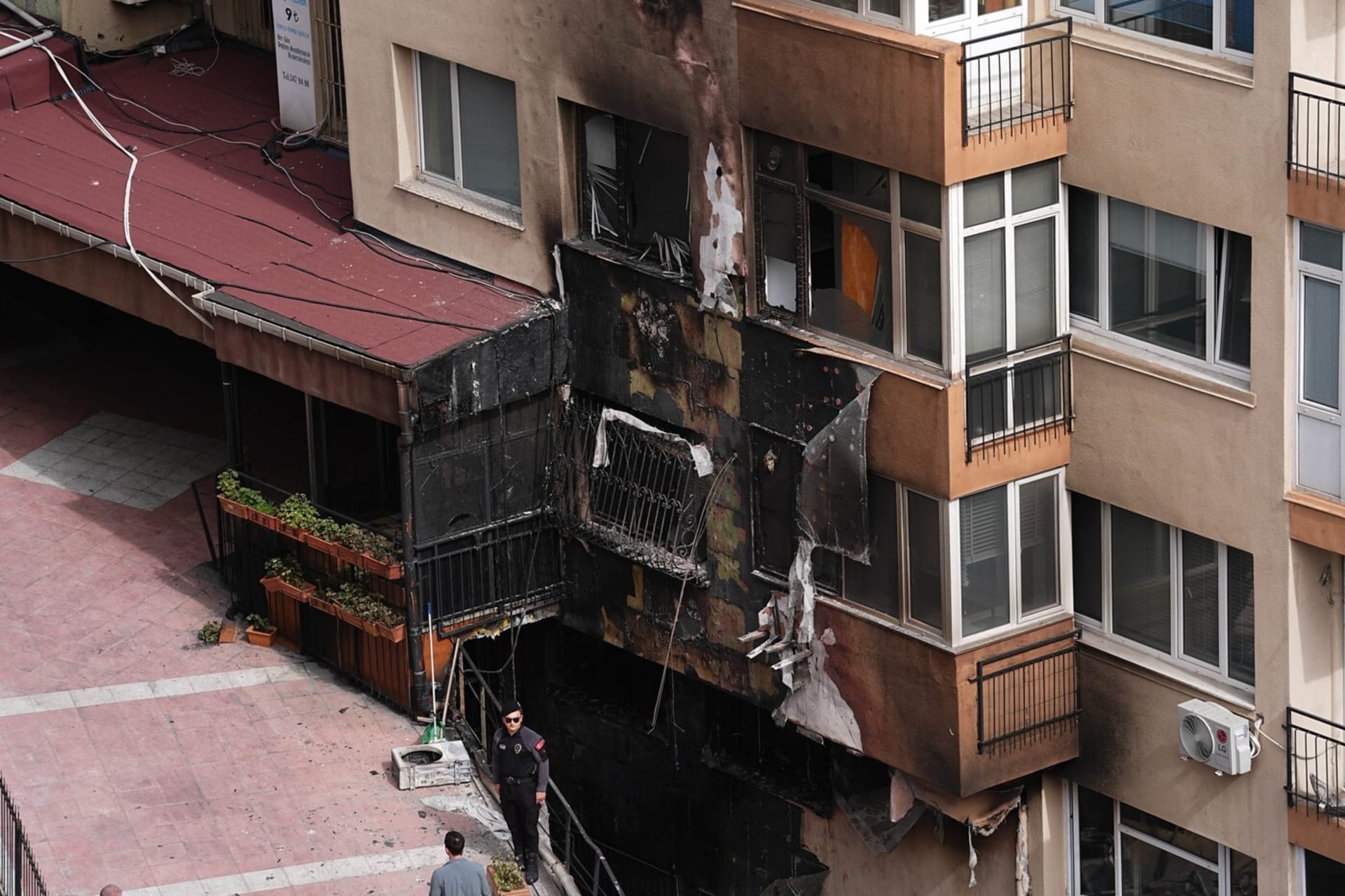Při požáru v Istanbulu zemřelo nejméně 25 lidí.