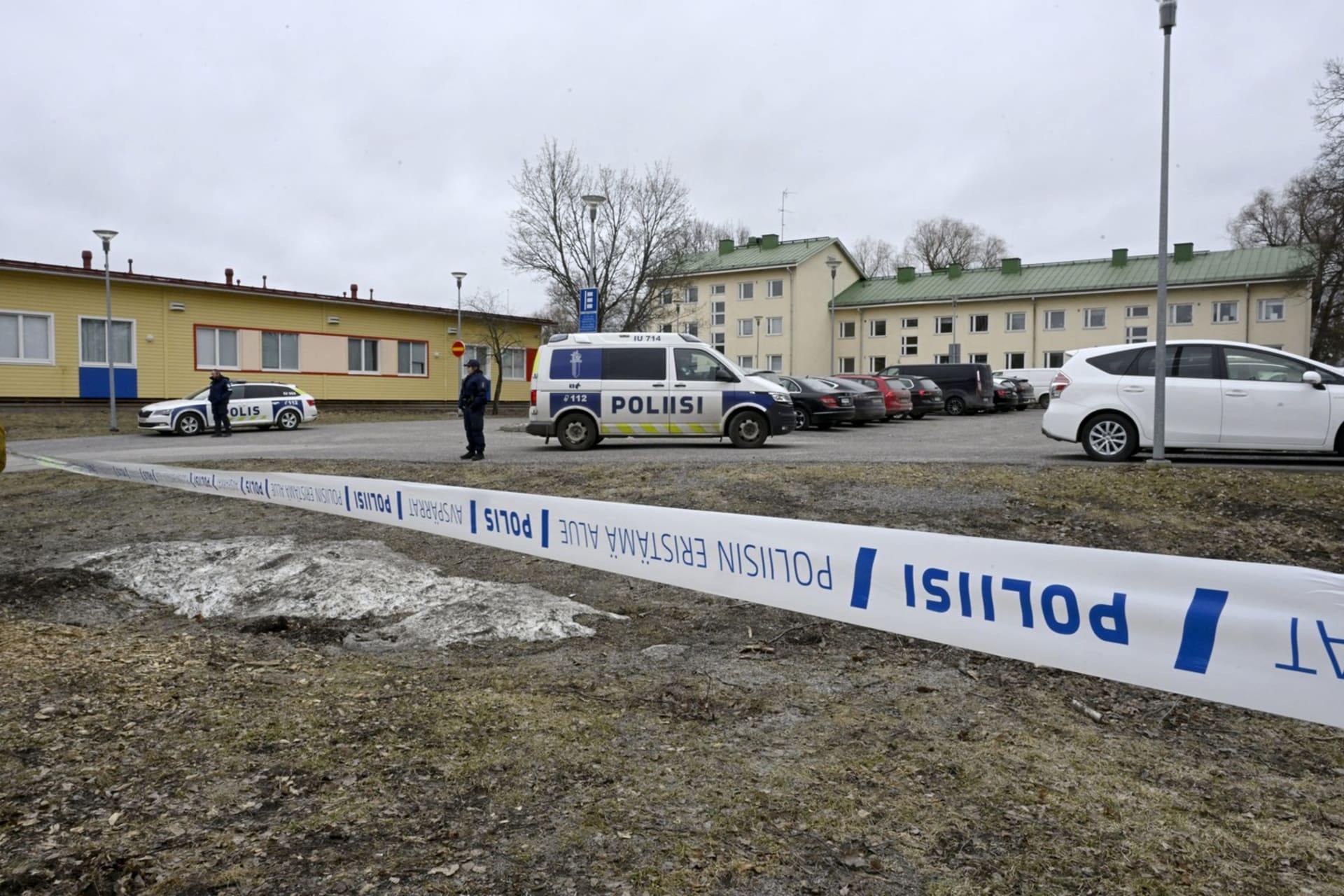 Policisté u základní školy Viertola ve finském Vantaa 2. dubna 2024