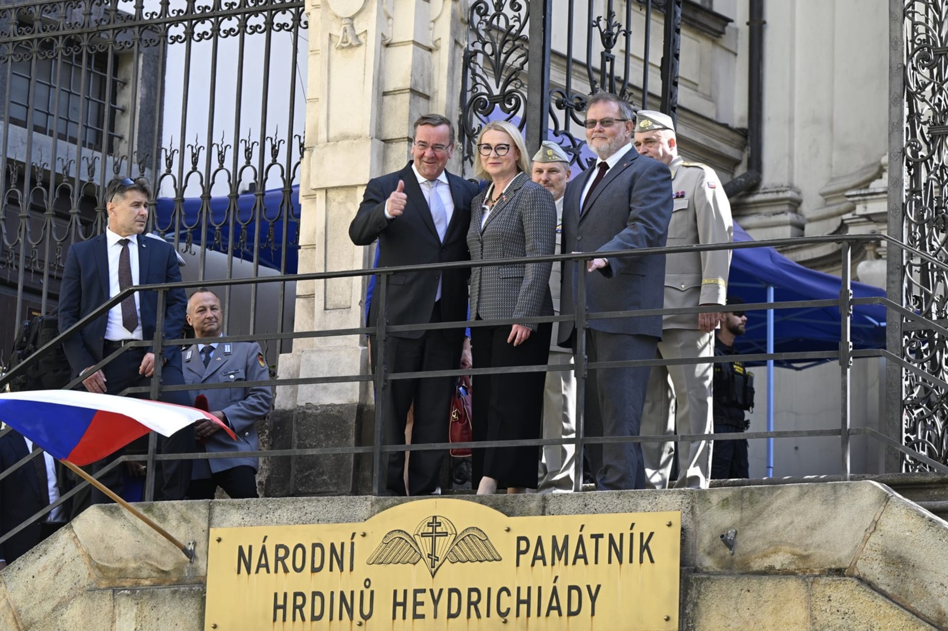 Německý ministr obrany Boris Pistorius a česká šéfka resortu obrany Jana Černochová (ODS) během schůzky v červenci 2023