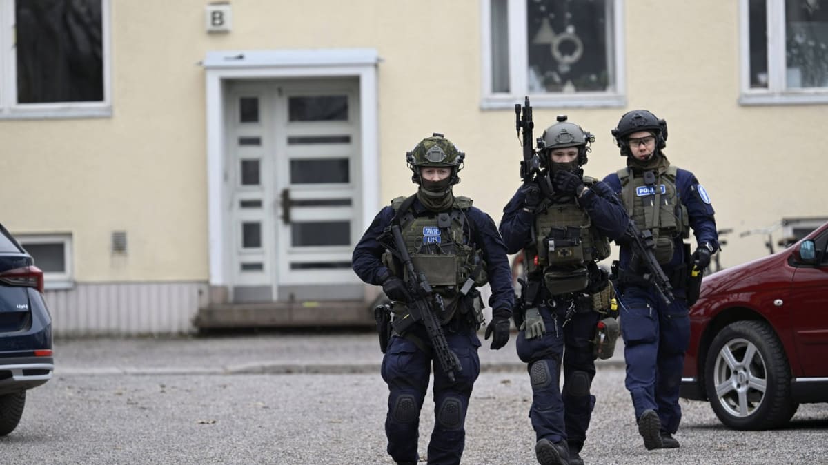 Policisté u základní školy Viertola ve finském Vantaa 2. dubna 2024