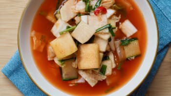 Nabak kimchi – korejské vodní kimči ze zeleniny a ovoce v lehce pikantním nálevu