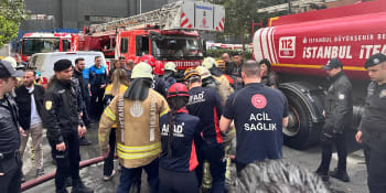 Při požáru v Istanbulu zemřelo nejméně 25 lidí. Policie zadržela několik osob