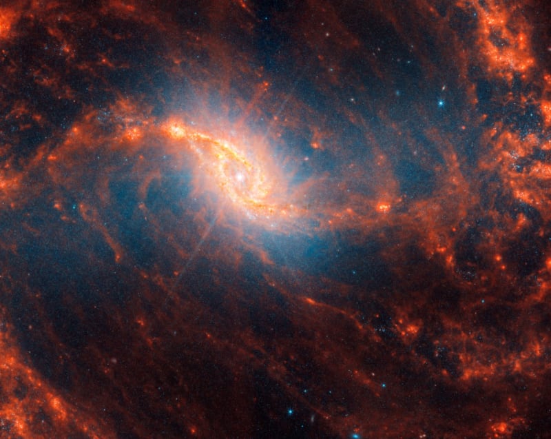 Detailní pohled na sousední galaxie umožňuje vesmírný dalekohled Jamese Webba