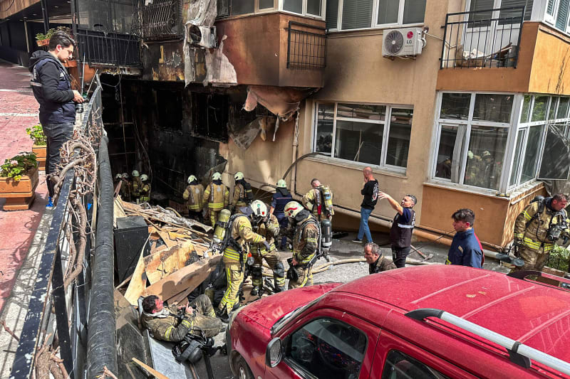 Při požáru v Istanbulu zemřelo nejméně 25 lidí.