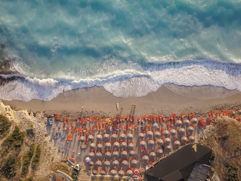 Pláž Pasqyra, taktéž přezdívaná Zrcadlová pláž, v Albánie