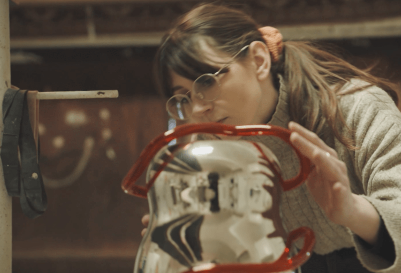 Karolína Jeřábková při tvorbě vázy inspirované lidskými křivkami