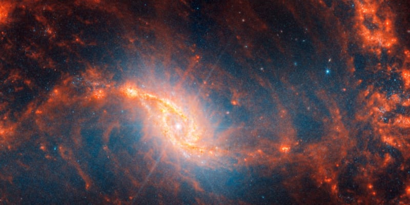 Detailní pohled na sousední galaxie umožňuje vesmírný dalekohled Jamese Webba.