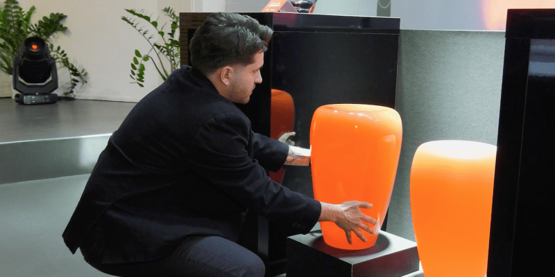 Druhý vítěz soutěže, Tomáš Kučera se svými ručně foukanými skleněnými stolky