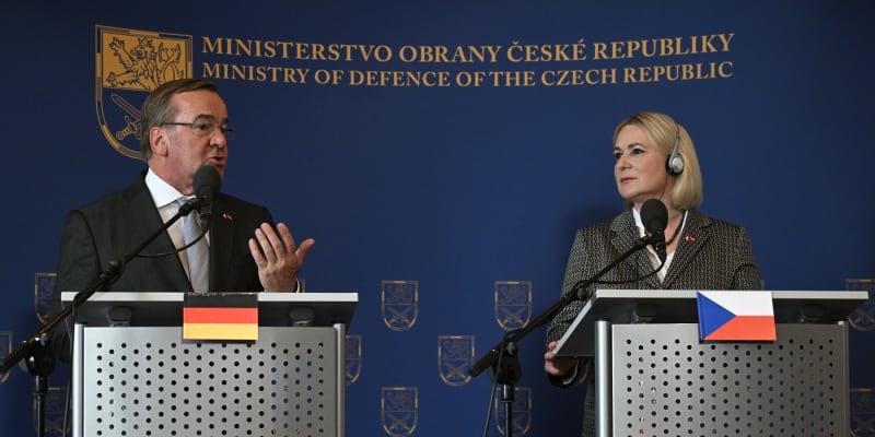 Německý ministr obrany Boris Pistorius a česká šéfka resortu obrany Jana Černochová (ODS) během schůzky v červenci 2023