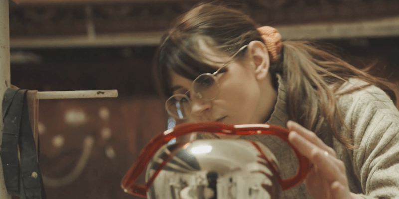 Karolína Jeřábková při tvorbě vázy inspirované lidskými křivkami