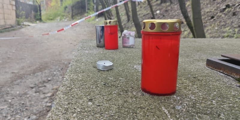 Svíčky u místa vraždy mladé ženy v Teplicích 