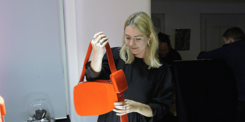 Adéla Mitrengová s kabelkou, jejíž tvar inspiroval tvar inovativního zařízení Ploom X