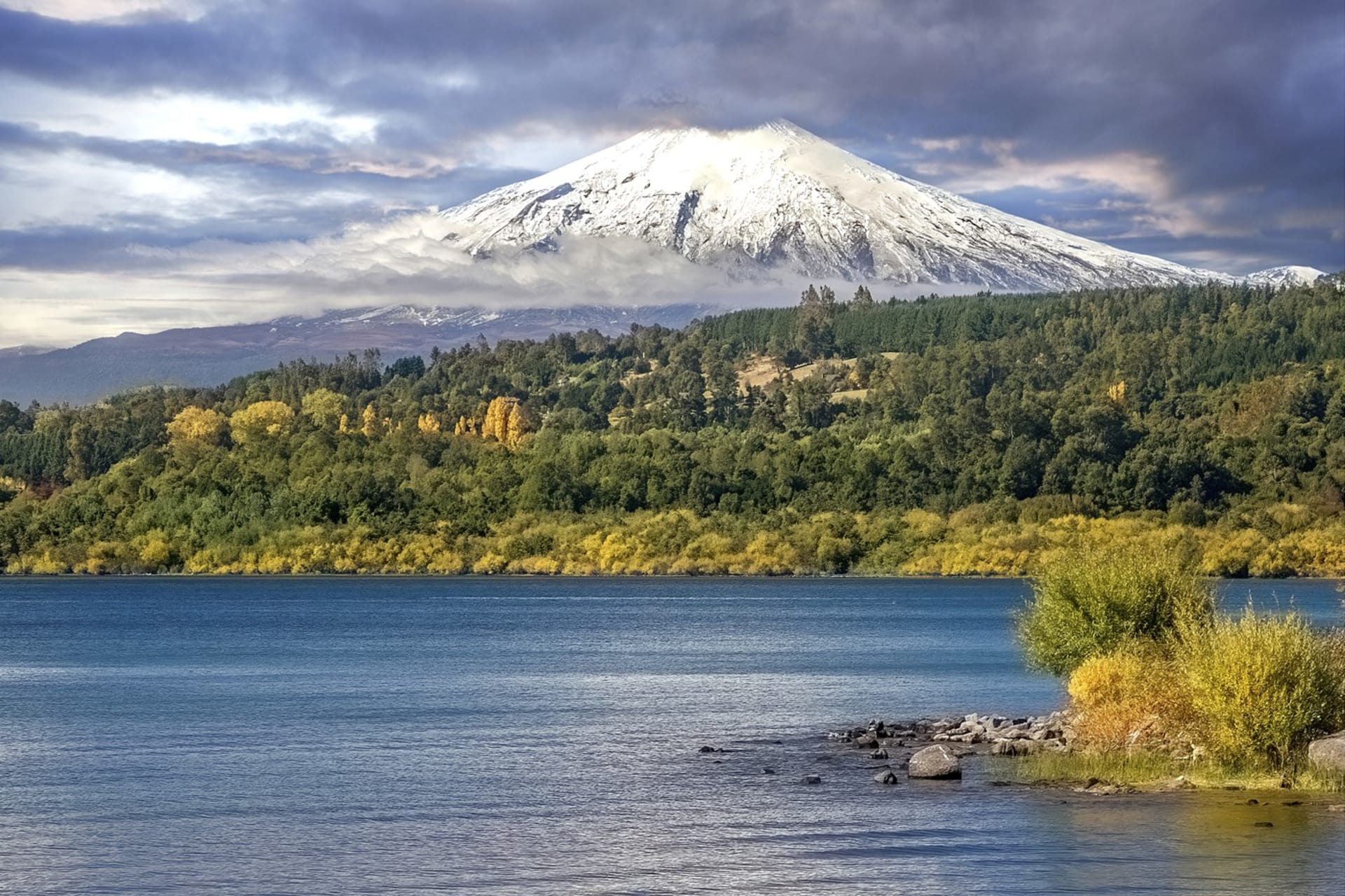 Majestátně se tyčící vulkán Villarrica