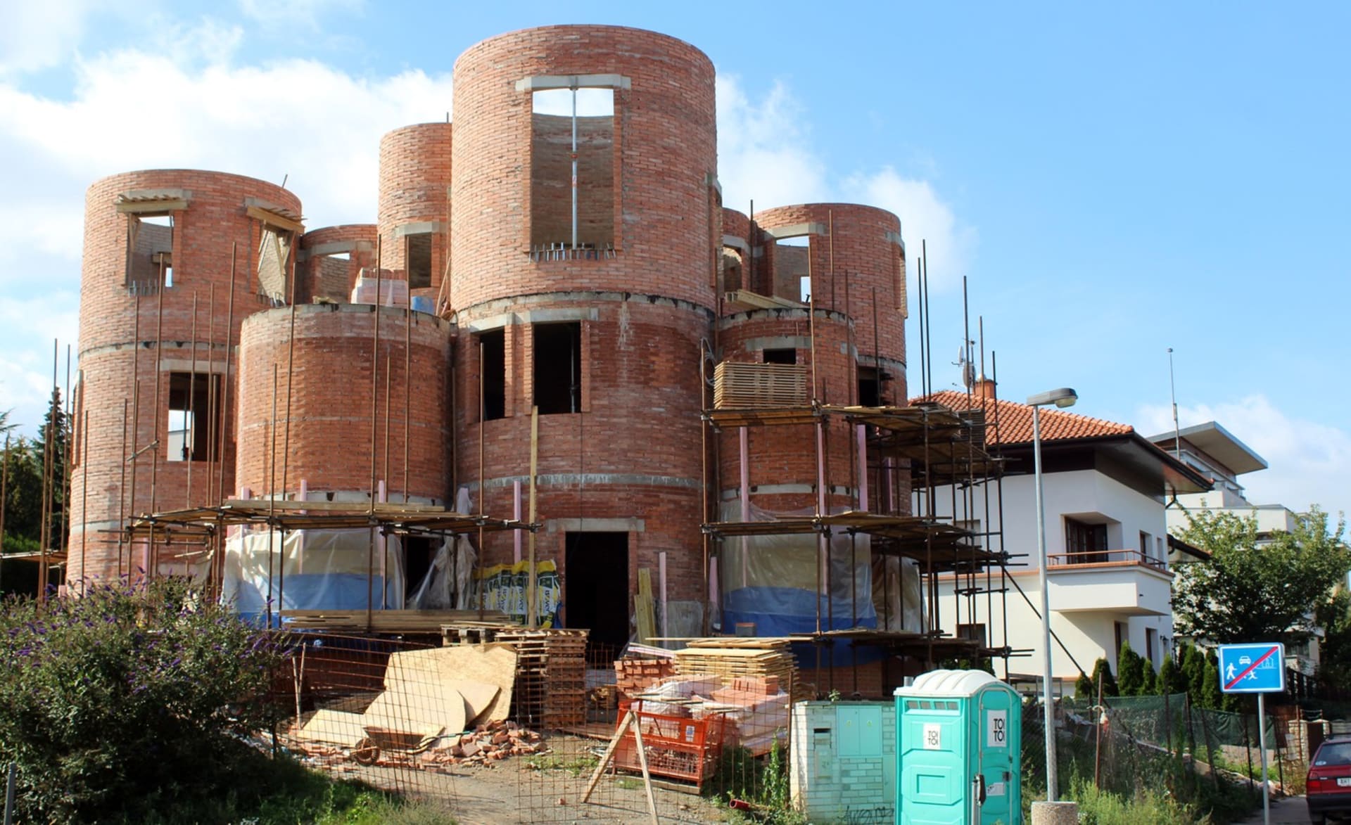 Atypický dům šéfa SPD Tomia Okamury ve fázi stavby (září 2019)