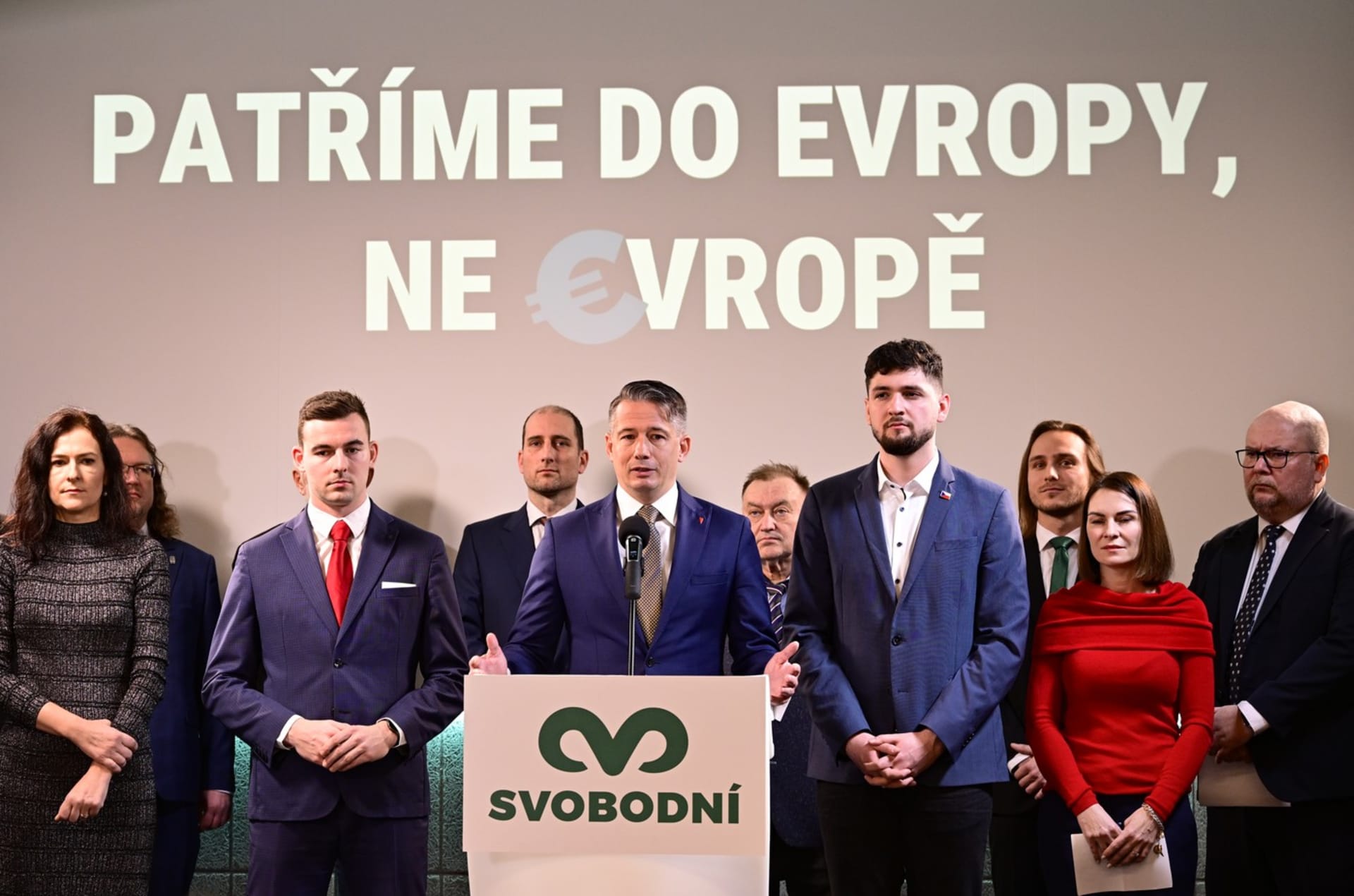 Tisková konference strany Svobodní k eurovolbám, Matěj Gregor čtvrtý zprava (22. 2. 2024)